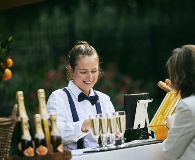 Barman3@2x-aspect-ratio-622-513